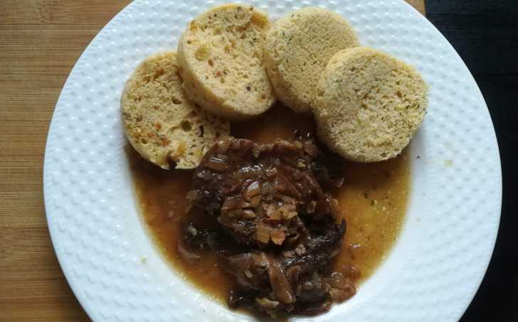 Low carb lučinový knedlík s droždím a smaženou cibulkou