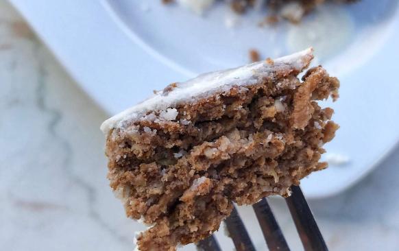 Jablka nastrouháme na struhadle nahrubo v míse. Přidáme k nim ostatní ingredience kromě vajec a promícháme. Vejce rozklepneme do hrnku a rozkvedláme vidličkou. Přilijeme je k jablkové směsi, zamícháme a necháme 3 minuty odležet.

 Dáme do formy (19x13 cm) s pečicím papírem a pečeme na 175 stupňů cca 30 minut. 

Jako polevu jsem použila kokosový krém, který jsem rozehřála ve vodní lázni.

PS: těsto by nemělo být tekuté, takže se nelekejte:)