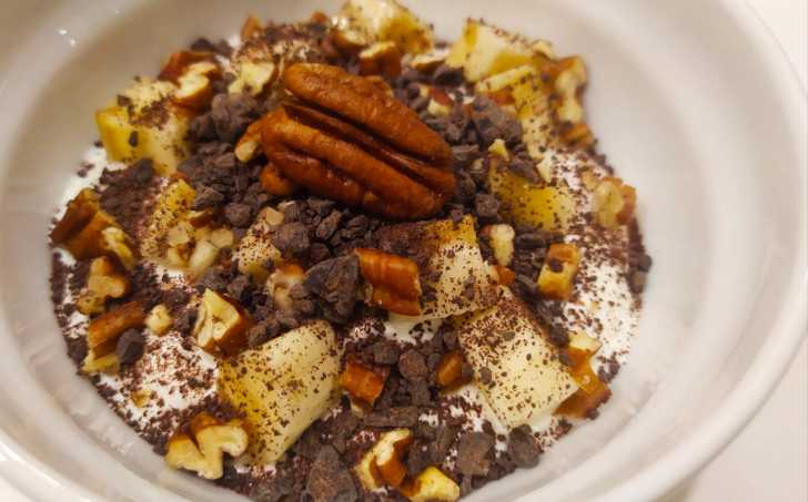 Jogurt s ovocem, ořechy a hořkou čokoládou