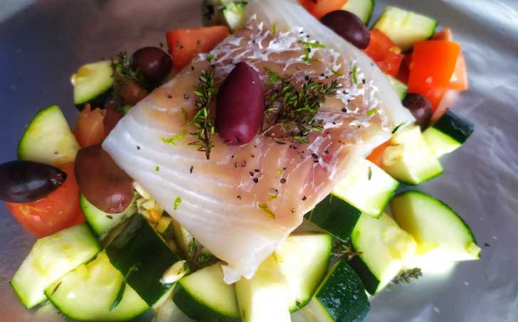 Treska s rajčaty, cuketou a tymiánem v papilotě
