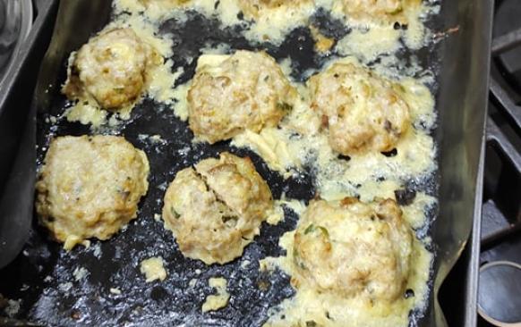 Nejdříve ulomte žampionům nožičky. Dejte na pánvičku rozehřát máslo, nakrájejte nožičky a cibulku. Orestujte to na rozehřátém másle. 
Do misky dejte kuřecí mleté maso, přidejte orestovanou cibulku a nožky ze žampionů., česnek, vejce a nastrouhaný sýr. Důkladně vše promícháme. Do pekáčku na pečící papír uděláme deset kusů karbanátků. Pečeme je při 150 stupních dvacet minut. 
Připravíme si další pekáček, kam připravíme  portobella. 
Upečené karbanátky položíme na portobella. Vršek pokryjeme tenoučkými plátky nivy. Dáme zapéct na deset minut na 150 stupňů. Zapečené portobello jsem servírovala se salátem z ledového salátu, chcerry rajčat a okurky. Salát  dochutila jsem balsamikovým