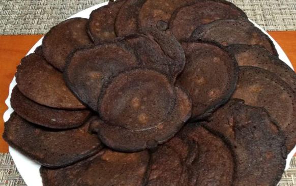 1. Rozemeleme lněné semínko a kokos v elektrickém mlýnku (lze použít mouky, ale lněná dlouho nevydrží a kokosovou nemám ráda, mletý kokos mi nevadí), smícháme s kakaem a sladidlem.
2. Přidáme vejce a smetanu (šlehačku lze z části nahradit smetanou na vaření, pokud hlídáte tuky, já dala půl napůl), řádně promícháme, nejlépe elektrickým šlehačem.
3. Necháme cca 10 minut odstát, aby těsto zhoustlo.
4. Smažíme zvolna na ghí, lívanečky se dají péct i v troubě na pečícím papíru. Většinou vychází cca 16 kusů, 4 kusy na porci.
5. Zdobíme dle chuti či zvyklosti, já tentokrát dala domácí jablečnou přesnídávku bez cukru (místo marmelády, jen tence potřít) a šlehačku, ozdoba není součástí receptu, musíte si vložit samostatně.