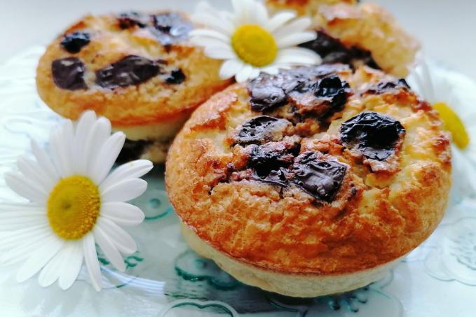 KOKOSOVÉ MUFFINY SE SUŠENÝMI VIŠNĚMI