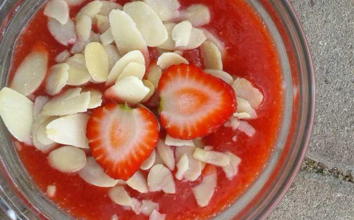 Jogurtová svačinka s jahodovým přelivem