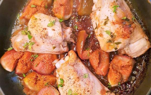 Na pánvi rozehřejeme máslo ghí a přidáme osolená a opepřená kuřecí horní stehna. Já měla horní stehna s kostí a bez kůže, ale je možné použít i s kůží). Restujeme několik minut z obou stran dozlatova. 
Maso přesuneme na talířek a do pánve vložíme na kolečka nakrájenou šalotku a opět restujeme dozlatova. Pozor, aby se nám nepřipálila!
K orestované šalotce dáme zpět maso a podlijeme dvěma lžícemi balsamikového octa a chvilku necháme probublat. Poté přidáme na čtvrtinky nakrájené fíky, lístečky čerstvého tymiánu a celé to podlijeme drůbežím vývarem (případně jen vodou). 
Poté pánev přiklopíme pokličkou a dusíme cca půl hodiny dokud není maso měkké. Kontrolujeme, aby se nevyvařila tekutina a jídlo se nám nepřipálilo. Podle potřeby případně přidáme trochu vývaru nebo vody. Ke konci můžeme pokličku případně odstranit a přebytek tekutiny nechat vypařit.