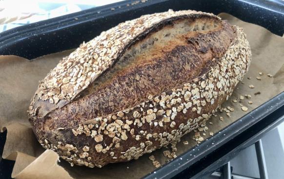 ... třetí den ráno a dopoledne ...
Utěrkami obalenou ošatku s kynoucím chlebem vyndejte z ledničky, pokud ještě potřebuje těsto kynout, nechejte ho dokynout (až několik hodin) v pokojové teplotě.

Jakmile je chléb téměř nakynutý, vložte do trouby pekáč a začněte ji rozehřívat na 225 °C. Nakynutý chléb poznáte pomocí jemného vytlačení důlku prstem. Pokud se těsto rychle vrací zpátky, ještě potřebuje kynout. Jakmile ale důlek zůstane nebo se těsto vrací zpátky jen velmi pomalu, už budete moci chléb péct.

Těsto velmi opatrně překlopte z ošatky na pečicí papír a zlehka ho žiletkou podélně nařízněte (nemá pak tendenci praskat jinde). Vyndejte z trouby nahřáty pekáč a bochník i s papírem do něj přesuňte. Pekáč zaklopte a vložte do trouby. Chléb pečte 30 minut, hotový zní na poklep dutě. Pokud si ještě potřebuje v troubě pobýt, dopečte ho odkrytý. A pak ho vyndejte z trouby a nechejte vychladnout.

Nezapomeňte Šumavu nechat úplně vychladnout, než ji budete krájet. Jestliže chcete měkkou kůrku, bochník ihned po vyndání z trouby zabalte do vlhké utěrky a nechejte ho chladnout v ní. Na plátky nakrájený chléb můžete zamrazit a poté vyndávat jen tolik, kolik právě sníte.