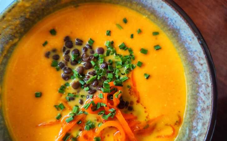 Polévka z pečené dýně a černé čočky
