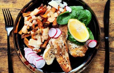 Tilápie nilská a zapečené batátové hranolky s parmazánem