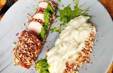 Vepřová panenka v ořechové krustě, květáková kaše, omáčka z medvědího česneku