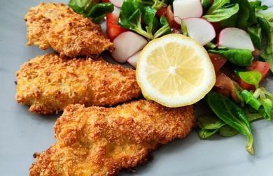 Pikantní kuřecí stripsy se salátem